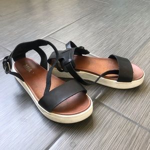NEVER WORN SANDALS